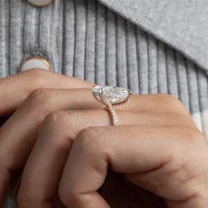 Anillo de compromiso con diamante ovalado cultivado en laboratorio de 6.00 CT con halo oculto y banda pavé – Certificado por IGI - Product Image 4