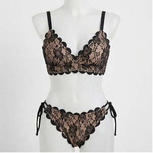 Ensemble bikini en dentelle florale pour femme avec bas à bords festonnés et haut de soutien-gorge à décolleté plongeant - Product Image 1