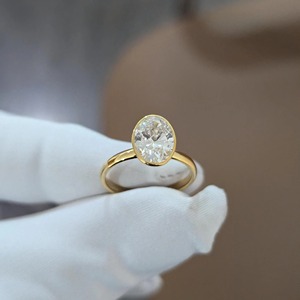 แหวนเพชรทรงรีดีไซน์ทันสมัยแบบมินิมอล ฝังเพชรแล็บโกรว์ ขอบทองคำขาว 14K รับรองโดย IGI ความใส VS+ แหวนเพชรสำหรับผู้หญิง - Product Image 3