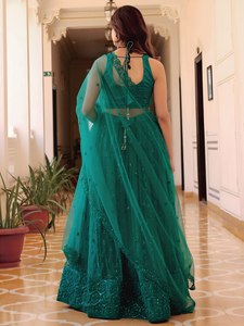 Robe de demoiselle d'honneur en tulle vert émeraude avec haut court perlé et jupe longue en A sans manches, col rond, style classique - Product Image 3