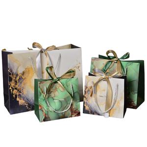 Sac cadeau de luxe à motif marbré, sac fourre-tout tendance avec poignée en ruban, personnalisable pour exposition en supermarché, emballage laminé - Product Image 1