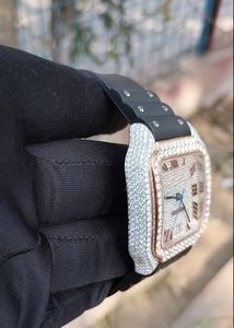 Reloj Cuadrado de Lujo en Oro Rosa de Dos Tonos, Completamente Adornado con Diamantes Moissanite, Esfera con Números Romanos, Correa de Goma Negra - Product Image 3