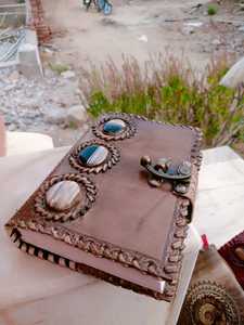 Diario de Cuero Genuino 100% Hecho a Mano Estilo Vintage con Cierre de Llave Antigua y 3 Piedras Decorativas - Product Image 3