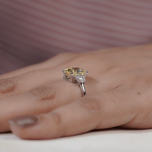 Bague en diamant jaune fantaisie taille coussin en platine avec diamants latéraux couleur D, certifiée IGI, bijou classique de fiançailles pour femme - Product Image 2