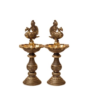 Elegante Lámpara de Aceite de Latón con Motivo Tradicional en la Parte Posterior, Soporte para Múltiples Diyas para Sala de Puja, Decoración de Templos e Iluminación Festiva - Product Image 3