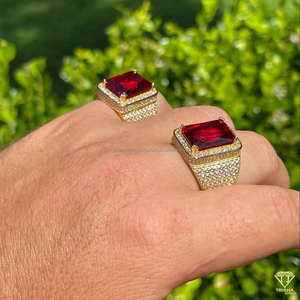 แหวนทองคำประดับเพชรโมอิสซาไนต์ทรงเหลี่ยมสีแดงหรูหรา ดีไซน์วงกว้าง - Product Image 1