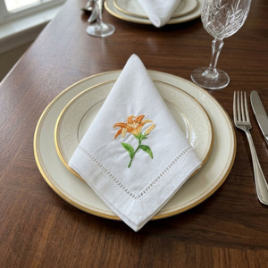 Serviette de table carrée en lin personnalisée, blanche, brodée de fleurs de lys, ourlet festonné, faite à la main, lavable en machine, durable, pour avion et maison - Product Image 2