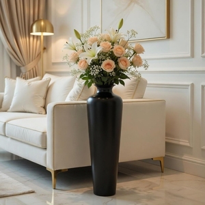Jarrón Alto de Piso Negro Mate Premium con Rosas Melocotón y Lirios Blancos, Arreglo Floral Artificial para Decoración de Esquinas de Sala de Estar - Product Image 1