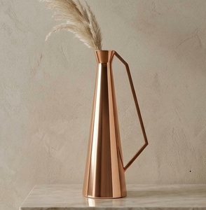Vase de table en cuivre avec poignée géométrique – Tendance pour mariages, fêtes, maison et jardin – Décoration moderne - Product Image 1