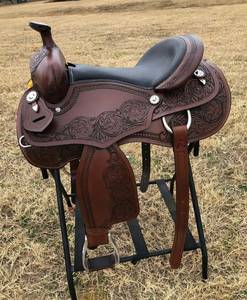Selle de cheval Western pour la course de barils avec conchos étoilés |   Arbre en cuir et bois |   Équipement d'équitation de cowboy |   Selle de qualité supérieure, robuste et durable - Product Image 1