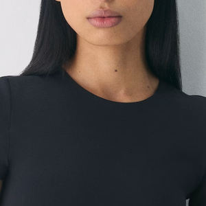 T-shirt basique pour femme en coton premium respirant, idéal pour le quotidien, prix fabricant, design uni avec logo. - Product Image 2