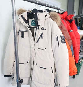 Yoursup Chaqueta Acolchada de Plumas de Pato y Ganso Coreana Auténtica Usada, Fardos Transparentes de 100 kg, Venta al por Mayor en Landa Bazaar, En Stock - Product Image 1