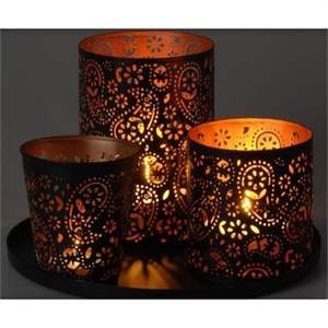 Porte-bougie votif classique en métal offrant une éclairage paisible, idéal pour les moments festifs et la décoration quotidienne - Product Image 1