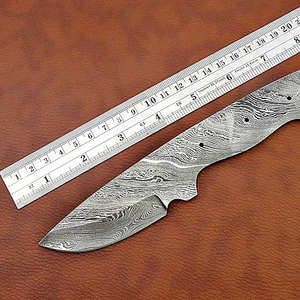 Couteau de chasse pliant en acier Damas de qualité industrielle OEM, personnalisable, à lame droite, manche en bois, cuir véritable, vente en gros - Product Image 1