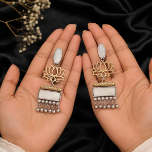 Boucles d'oreilles pendantes ethniques fantaisie en argent plaqué antique, motif lotus, serti clos, style Monalisa, pour femmes, idéales pour les fêtes, style Rajasthan, vente en gros - Product Image 3