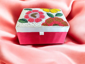 Boîte à bijoux artisanale fantaisie avec broderie florale perlée multicolore, boîte de rangement personnalisable avec logo, format voyage - Product Image 1