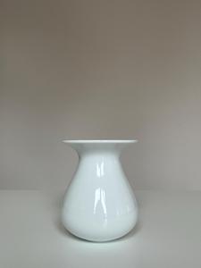 Vase en céramique rose poudré tendance avec bord évasé, finition douce mouchetée et accent chic pour un style d'intérieur contemporain - Product Image 6