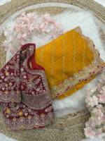 Sari en soie de créateur avec broderie au fil, travail de sequins et perles, accompagné d'un chemisier entièrement cousu avec un travail de broderie lourd.