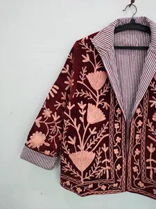 Chaqueta de terciopelo rojo granate con bordado de ojo turco para mujer, estilo boutique, ideal para festivales. - Product Image 4