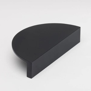 Tirador de Mueble Redondo Minimalista de Latón Macizo en Forma de Media Luna para Puertas de Armario - Product Image 1