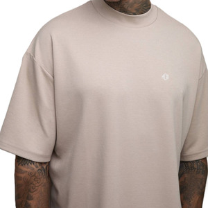 Camiseta de algodón premium con cuello resistente y logo minimalista en el pecho para hombre, ideal para fabricación al por mayor con marca privada OEM. - Product Image 3