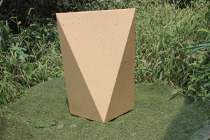 Grand pot à fleurs vertical Geo Senior Classic en FRP léger pour l'intérieur/l'extérieur, utilisation domestique et jardin, design à pois sculpté à la main - Product Image 2