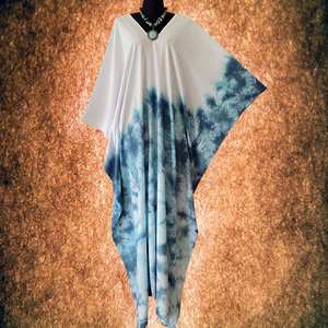 Vestido Kaftán de Rayón Turquesa con Tie-Dye, Cuello en V, Talla Única, Estilo Bohemio, para Playa o Resort, Vestido Maxi Fluido - Product Image 2