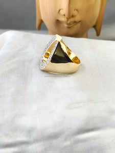 Elegante Anillo de Compromiso en Forma de U con Diamantes Redondos en Oro Amarillo Premium, Diseño Atemporal, Perfecto para Pedidas de Mano y Ocasiones Especiales - Product Image 3