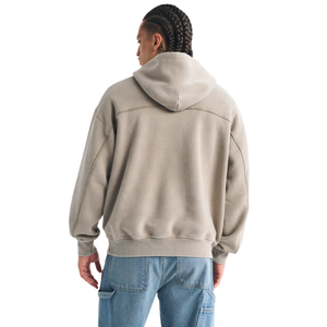 Sweat à capuche beige personnalisé pour homme, logo minimaliste sur la poitrine, streetwear haut de gamme, fabricant de vêtements OEM, fournisseur en gros de marques privées - Product Image 2
