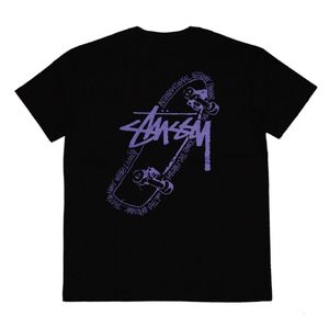 Camiseta negra de manga corta para hombre Stssy con estampado de monopatín morado en la espalda, estilo callejero, cuello redondo, corte regular, jersey de algodón - Product Image 1
