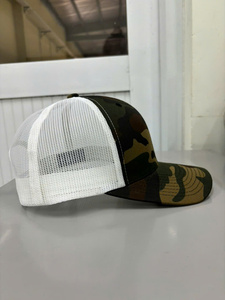 หมวกแก๊ปทรง Trucker ลายพราง ผลิตในเวียดนาม พร้อมโลโก้สั่งทำ 6 แผง ทรงกลาง ระบายอากาศได้ดี เหมาะสำหรับชุดลำลองกลางแจ้ง - Product Image 2