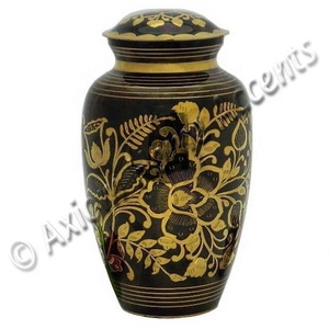 Urne luxueuse en laiton avec un design intemporel et des détails gravés pour chérir les cendres des êtres chers par Axiom Home Accents - Product Image 4