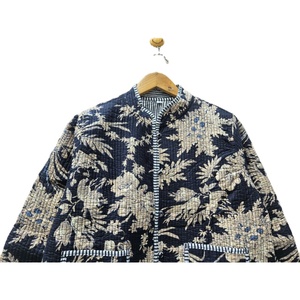 Veste d'hiver en coton pur indien Kantha matelassée, écologique, imprimée à la main, motif floral, avec décoration à rayures et rivets - Product Image 4