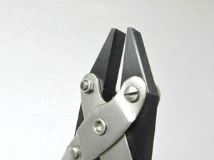 Alicates profesionales de acción paralela Punta plana Mandíbula Lisa 5-1/2 "Alicates de joyería 140mm con resorte. Fabricado por Zarnab Surgical - Product Image 3