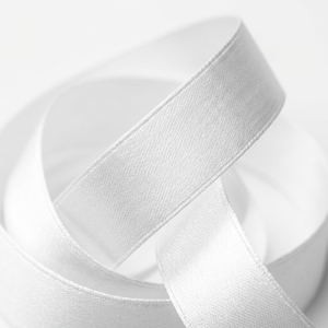 Ruban en satin blanc double face de 12 mm en gros pour la décoration de mariage, les boîtes de dragées, les bouquets, les nœuds pour cheveux et les travaux manuels de couture - Product Image 3