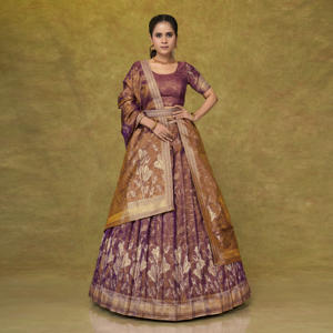 Lehenga Choli en Soie Tissée Héritage avec Brocart Floral Intricaté et Bordure Zari Riche, Longueur Ras du Sol, pour Mariage, Plage, Grandes Cérémonies et Tenue de Mariée Festive - Product Image 2
