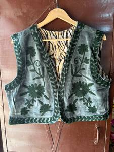 Chaleco Corto de Terciopelo Artesanal Estilo Suzani al por Mayor |   Chaqueta Boho de Algodón Transpirable sin Mangas con Bordado Floral Hecho a Mano para Mujer - Product Image 5