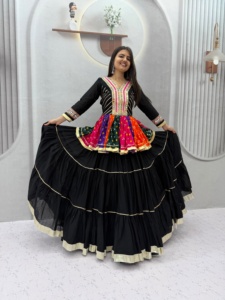 Top estilo Kediya de algodón con diseño Gamthi y trabajo de espejo, con lehenga de algodón, listo para usar, colección especial Navratri. - Product Image 1