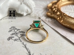 Anillo de Compromiso de Lujo con Esmeralda Verde Corte Esmeralda, Oro de 14K, Anillo de Boda de Tres Piedras con Diamantes de Laboratorio Trapezoidales Laterales - Product Image 2