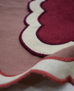 Serviette en lin pur fait main à bord festonné, élégante serviette en tissu brodée pour la décoration de table de mariage et d'événements - Product Image 6