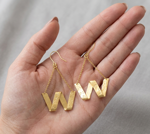 Pendientes de Latón Texturizado en Forma de W, Hechos a Mano, con Acabado Dorado y Revestimiento Resistente al Deslustre, para Fiestas - Product Image 3