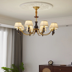 Elegante candelabro dorado de cinco brazos envuelto en delicadas hebras de cuentas de vidrio colgantes, disponible a precios de mayorista. - Product Image 6