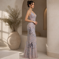 Robe de soirée sirène luxueuse moderne en sequins brodés couleur nude naturel |   Bretelles spaghetti |   Col en V |   Robe longue dos nu |   Polyester