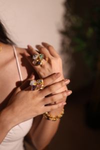 แหวนทองแดงชุบทองแบบด้าน ดีไซน์คลาสสิก ประดับด้วยพลอยควอตซ์ทรงเหลี่ยมธรรมชาติ ปรับขนาดได้ เหมาะสำหรับเป็นของขวัญสำหรับผู้หญิง - Product Image 2