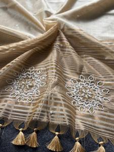 Sari beige en coton brodé de fleurs, drapé avec bordure à pompons, idéal pour les mariages et les fêtes féminines - Product Image 2