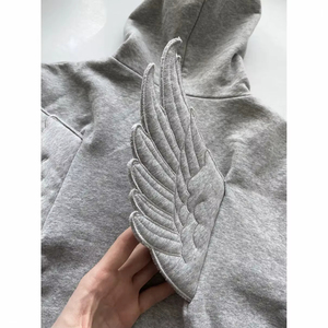 Sweat-shirt à capuche gris pour femme, broderie professionnelle Aile d'ange, style Kawaii, avec décoration d'aile au dos et logo personnalisé - Product Image 5