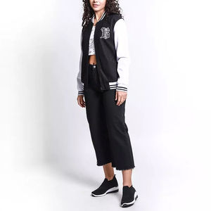 Veste universitaire pour femmes en matériau de haute qualité à 100 %, vente en gros de vestes universitaires pour femmes pour l'extérieur avec votre logo, avec services OEM et ODM - Product Image 4