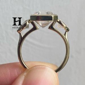 Anillo de compromiso de lujo con moissanita talla Asscher, engaste de bisel de oro de 14K, anillo de tres piedras con piedras laterales en forma de pera, estilo Art Deco vintage con diamantes. - Product Image 2