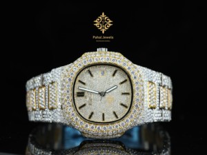 นาฬิกาเพชรหรูสำหรับผู้ชาย Pahal Jewels ตัวเรือนทองคำเหลืองทรงสี่เหลี่ยม 42 มม. ระบบอนาล็อก แสดงวันที่ กลไกควอตซ์ ตัวล็อคแบบผีเสื้อ - Product Image 1