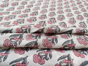 Tissu en coton léger imprimé à la main blanc, motif floral rose Buta Jaipur Sanganeri, pour vêtements de filles et garçons, vente en gros - Product Image 4